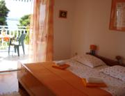 Apartman 2+2, sastoji se od dvije spavaće sobe, dvije kupaonice,kuhinje, dnevne sobe i velike terase sa pogledom na more.